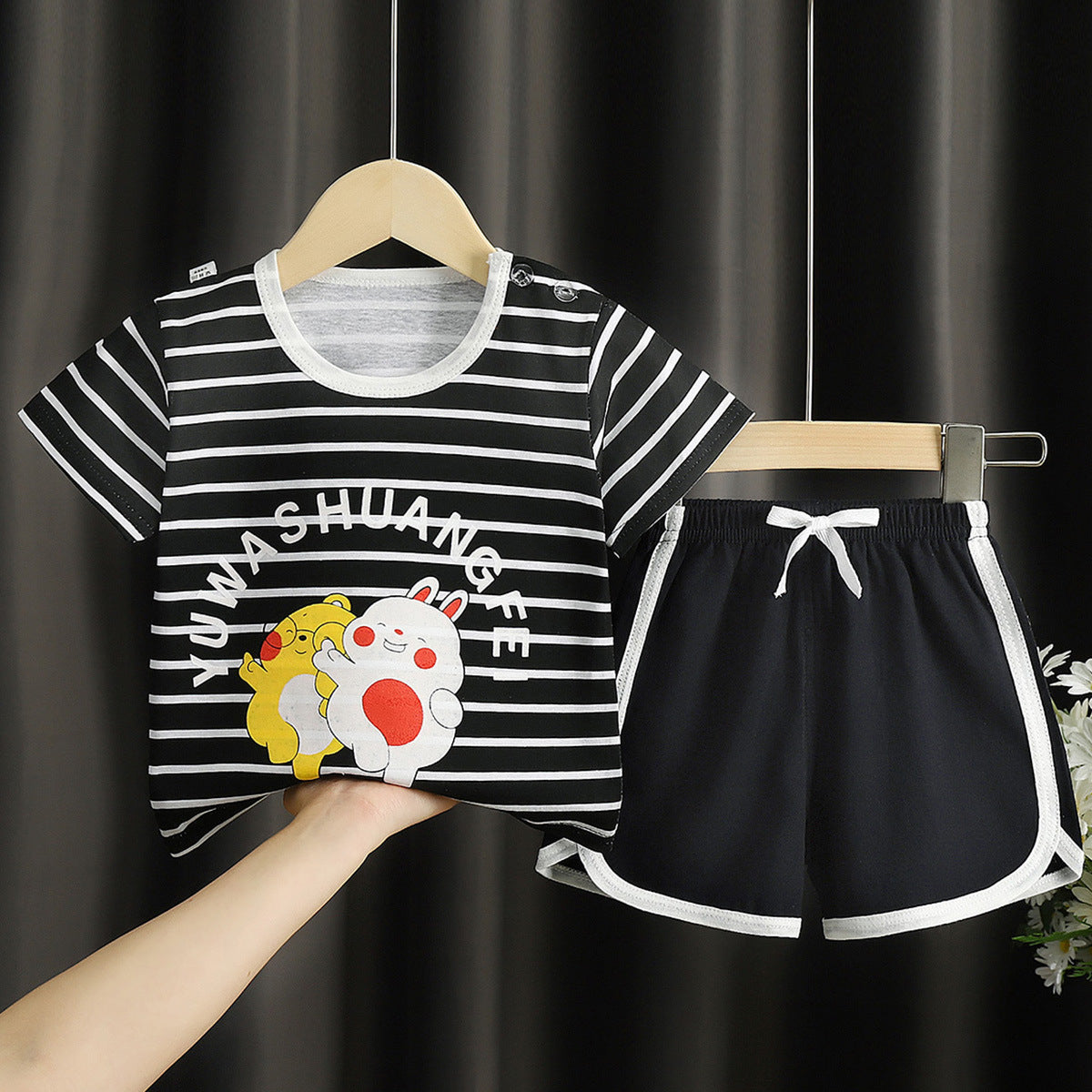 Stylisches Kinder Outfit für den Sommer – Weste und Shorts