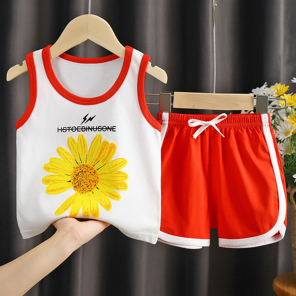 Stylisches Kinder Outfit für den Sommer – Weste und Shorts